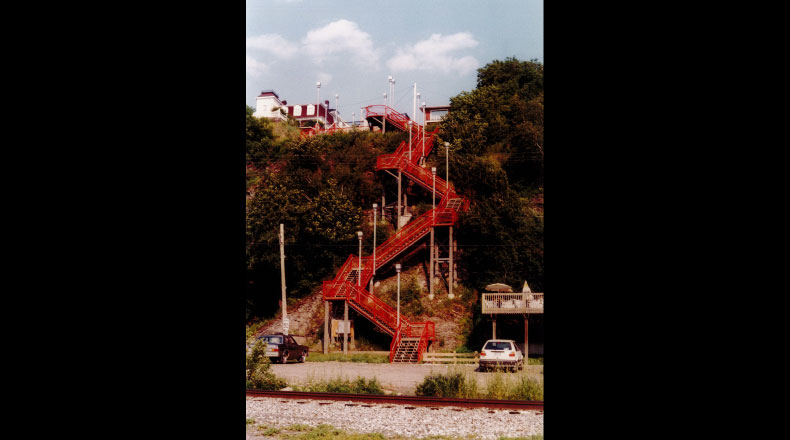 06-12 - Escalier rouge - Ville de Lévis