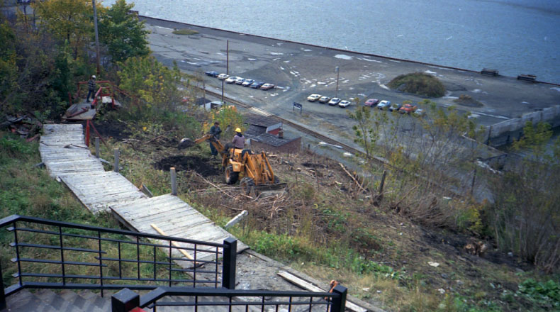 06-12 - Escalier rouge - Ville de Lévis