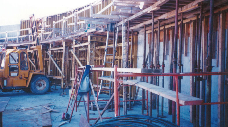 14-10 - Bassin et bâtiment