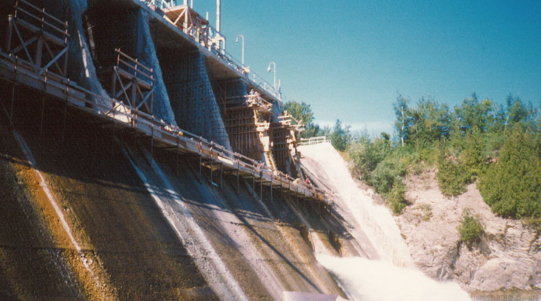 15-07 - Coffrage et bétonnage Barrage Mitis II